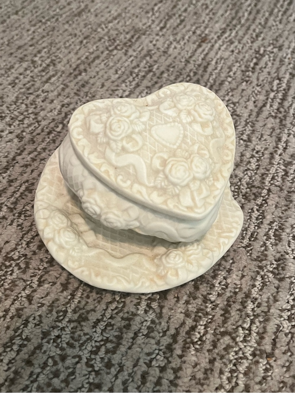 Vintage Whimsical Heart-Shaped Embossed Trinket Box - White/Cream